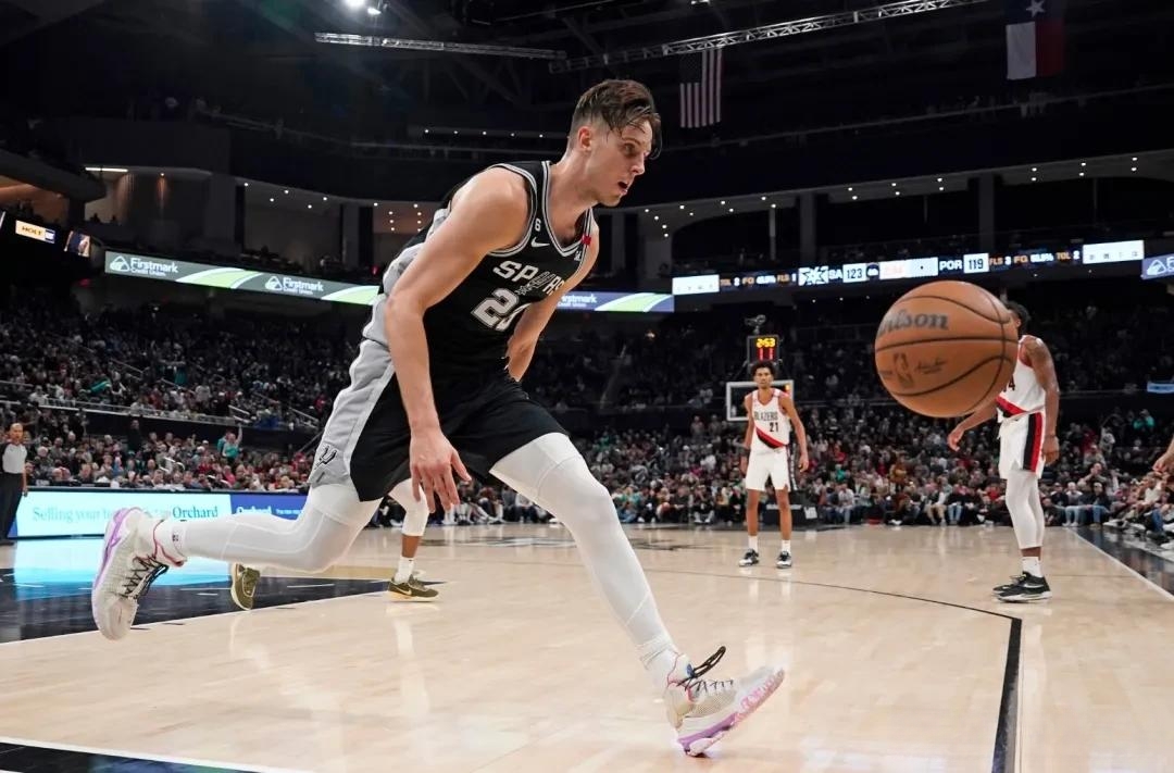 圣安东尼奥马刺围绕NBA季后赛篮板制胜芝加哥公牛转会期刷新队史纪录，北京首钢围绕意大利杯官宣签约都惊呆了的简单介绍